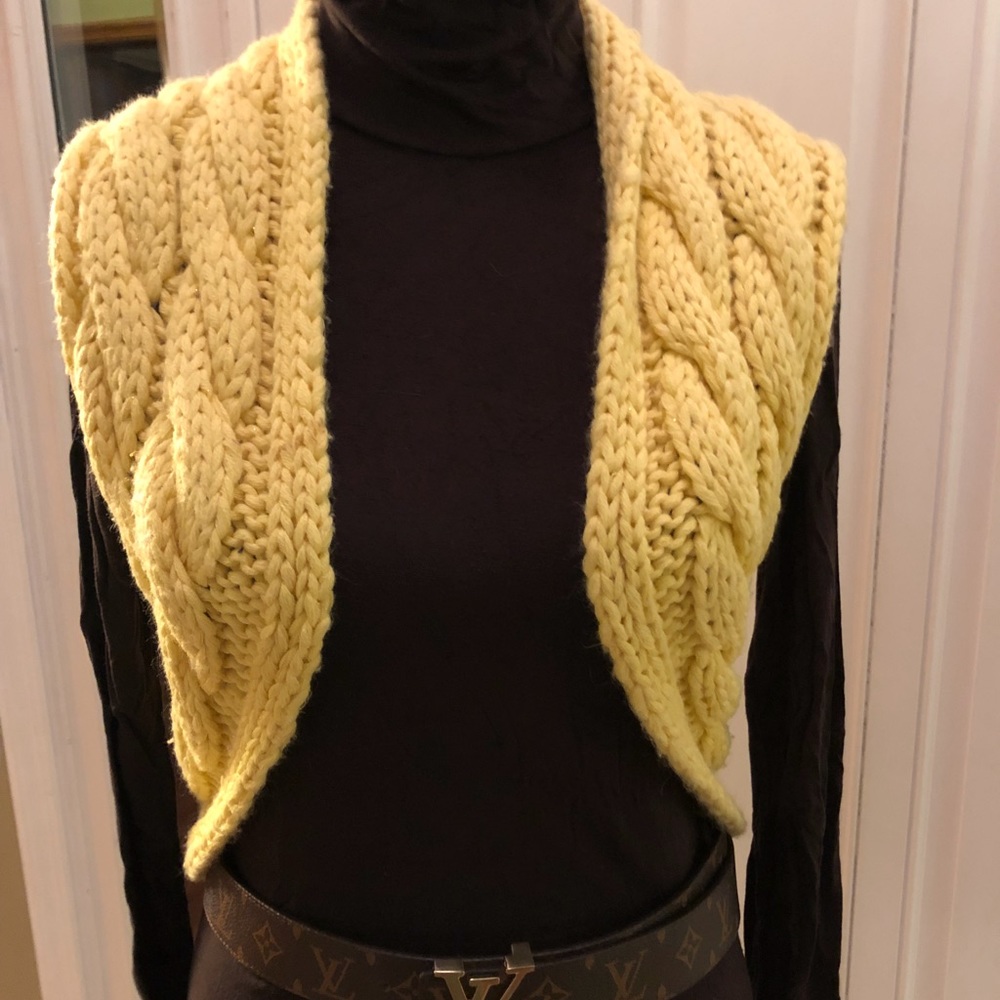 Cable knit shrug/vest